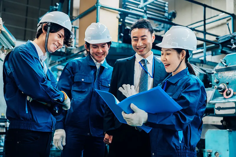 機械工場での点検作業